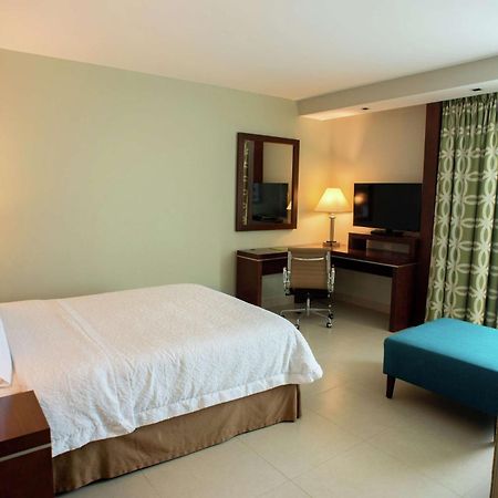 Hampton Inn By Hilton Mérida Exteriör bild
