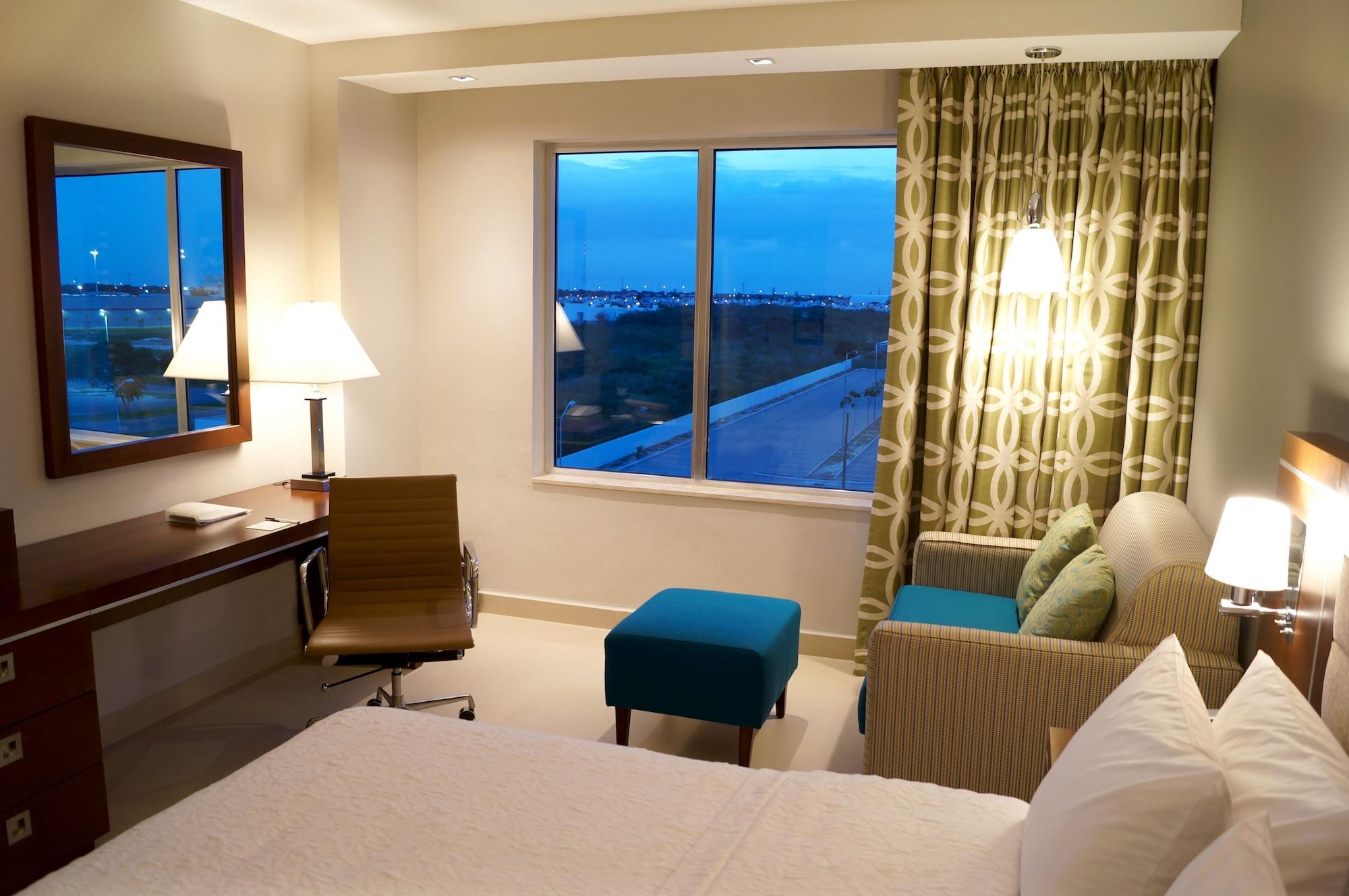 Hampton Inn By Hilton Mérida Exteriör bild
