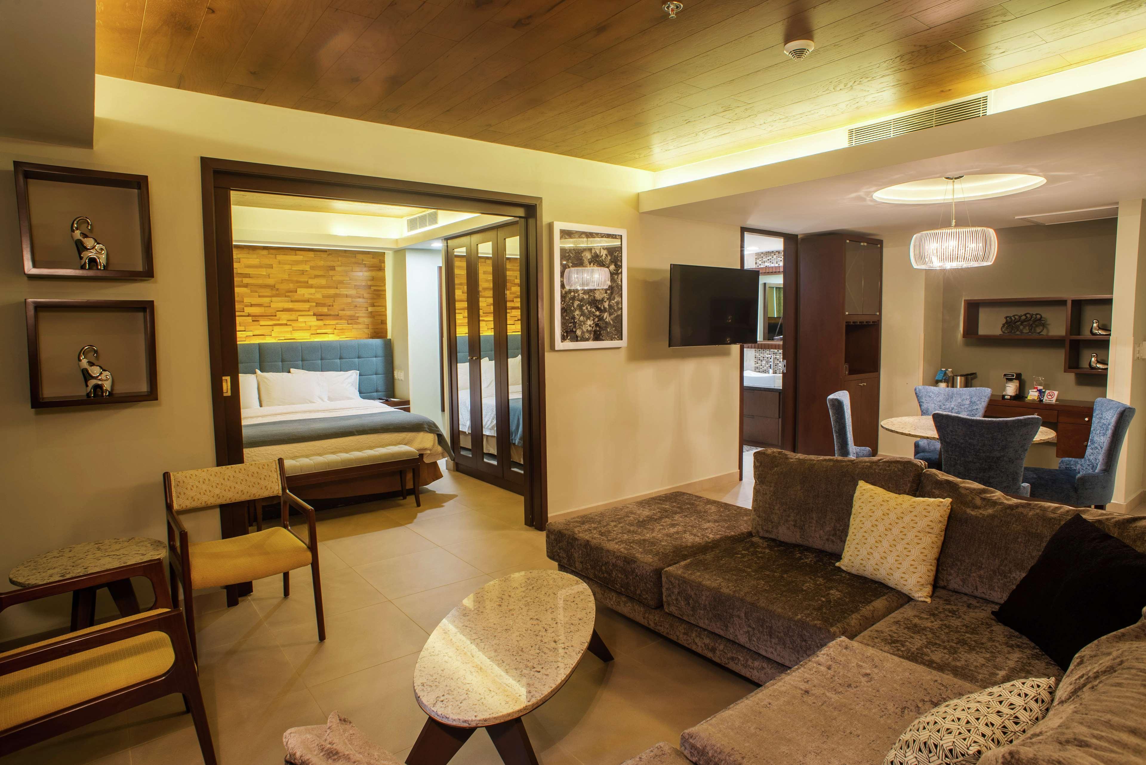 Hampton Inn By Hilton Mérida Exteriör bild