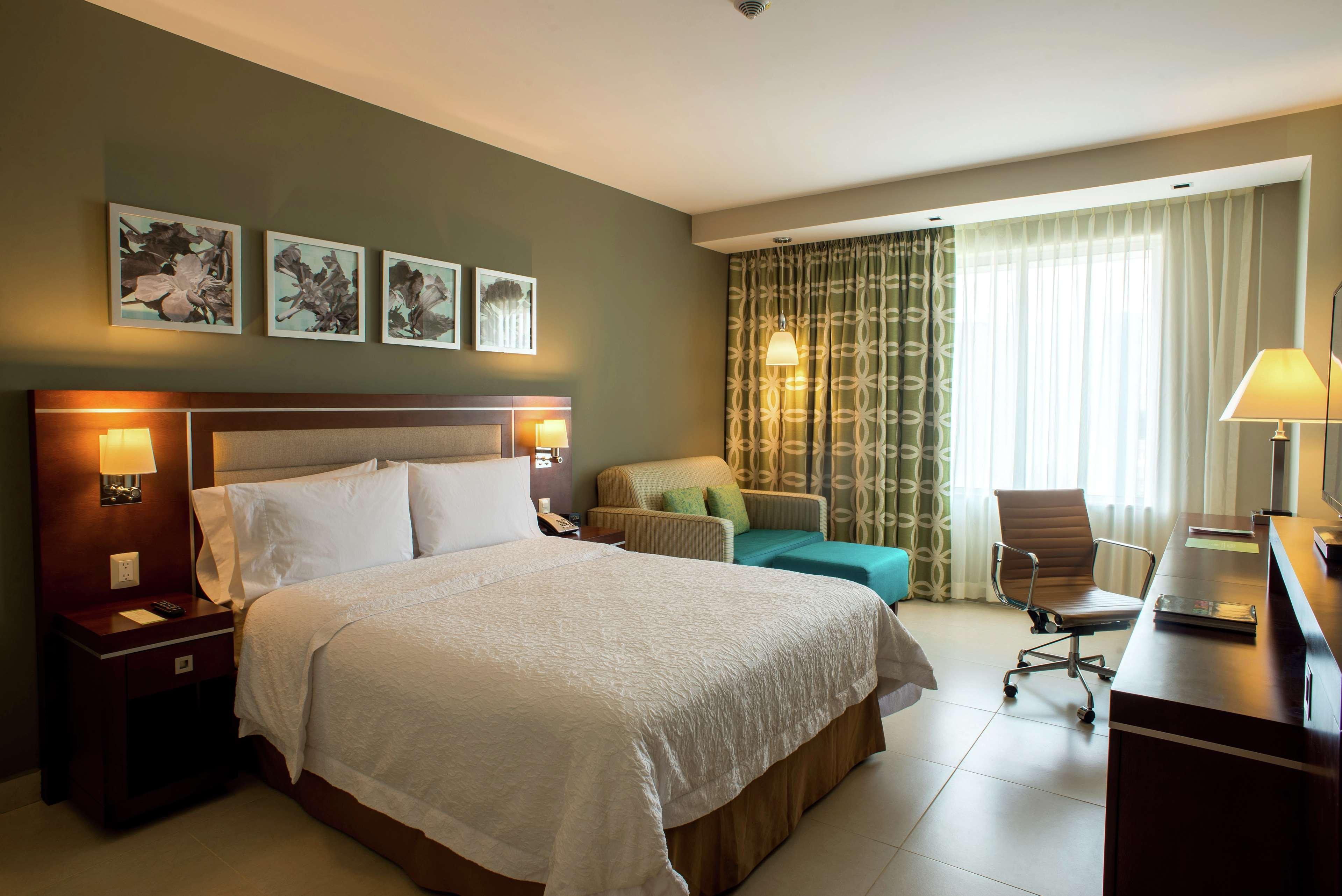 Hampton Inn By Hilton Mérida Exteriör bild