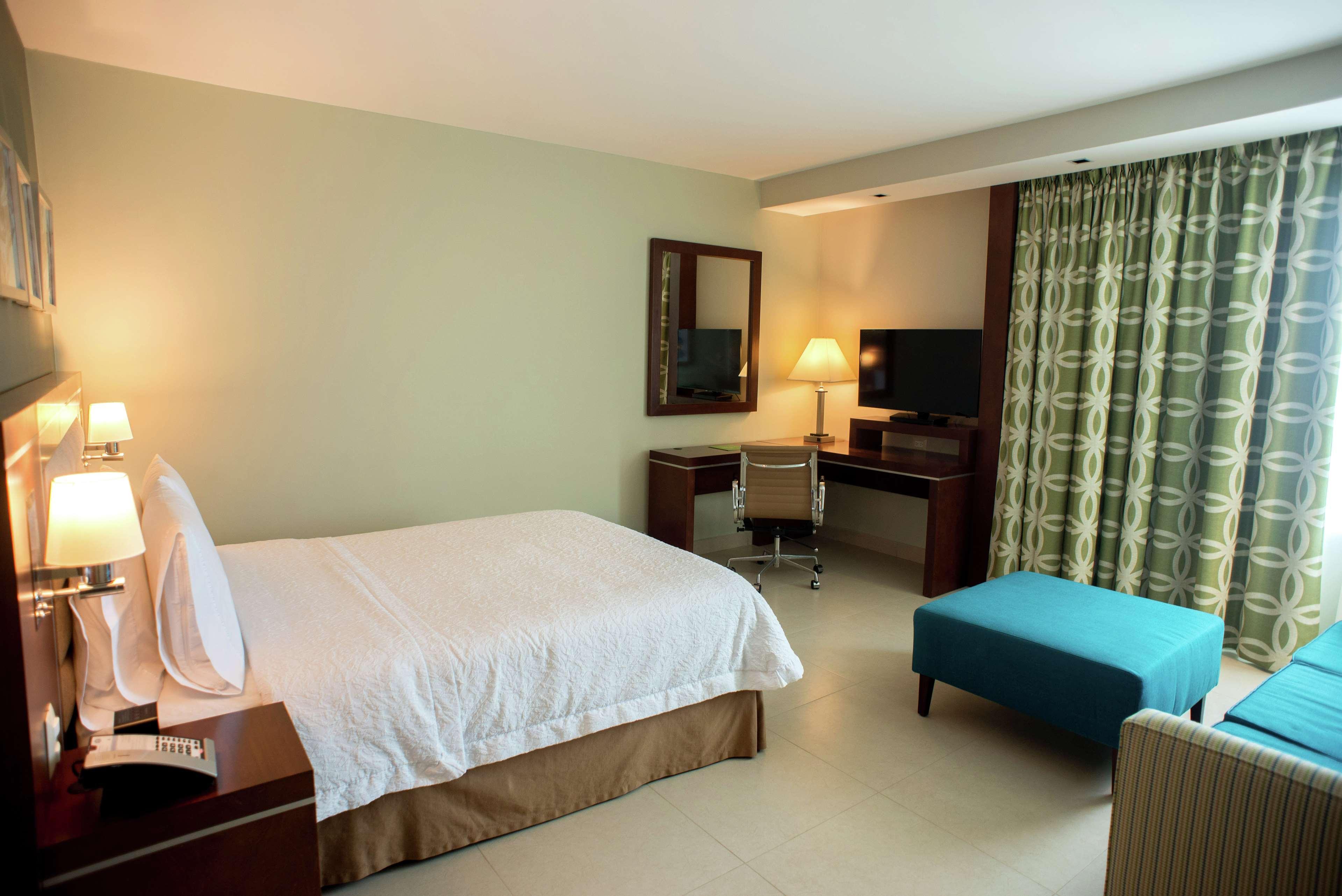 Hampton Inn By Hilton Mérida Exteriör bild