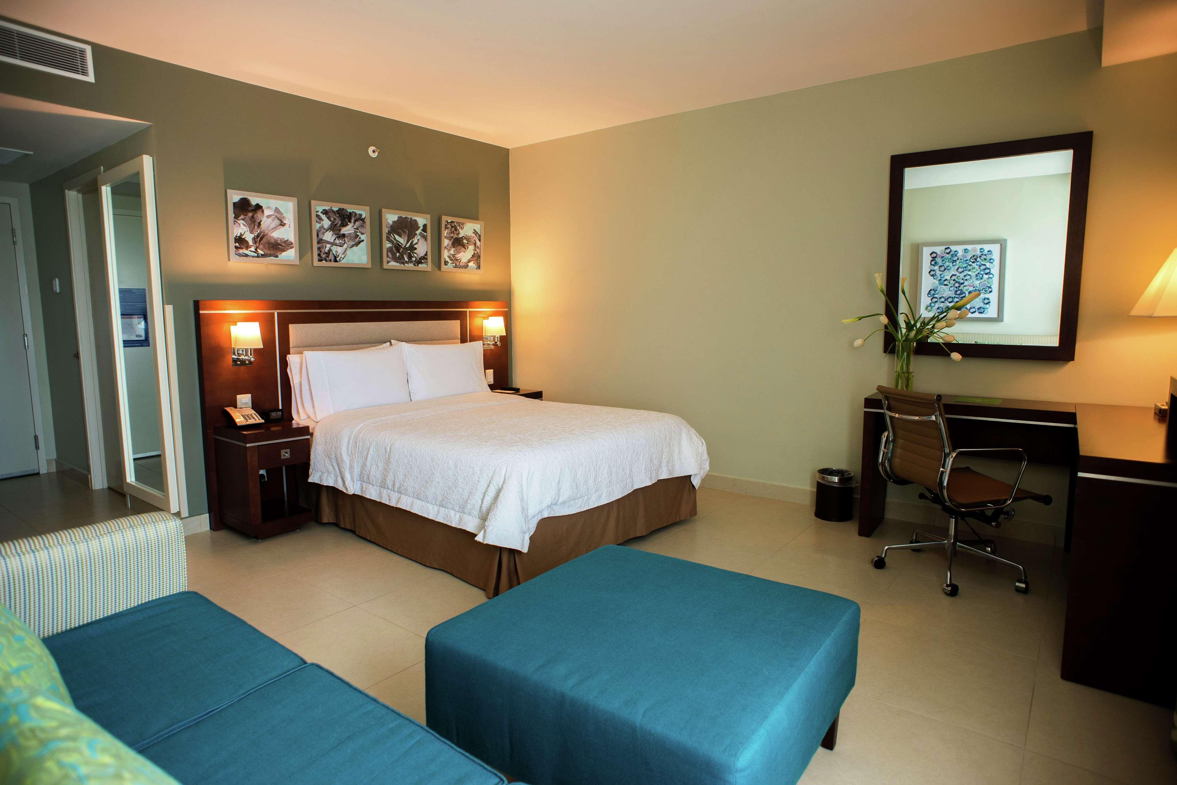 Hampton Inn By Hilton Mérida Exteriör bild