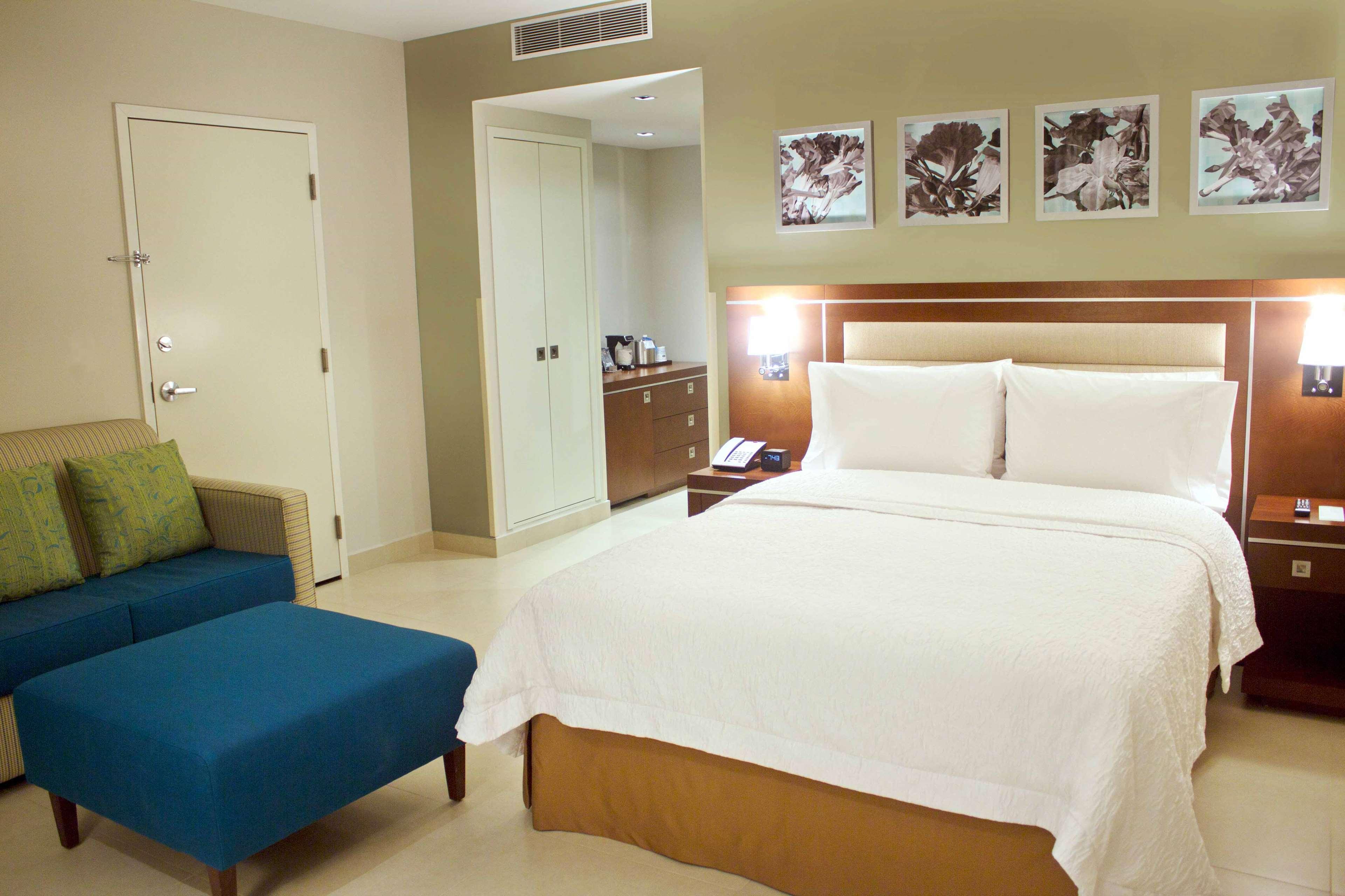 Hampton Inn By Hilton Mérida Exteriör bild