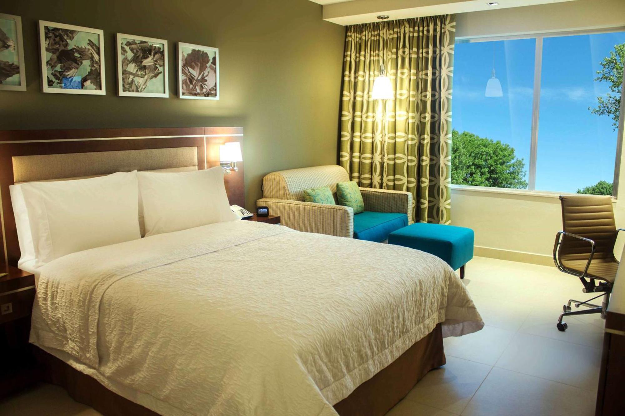 Hampton Inn By Hilton Mérida Exteriör bild