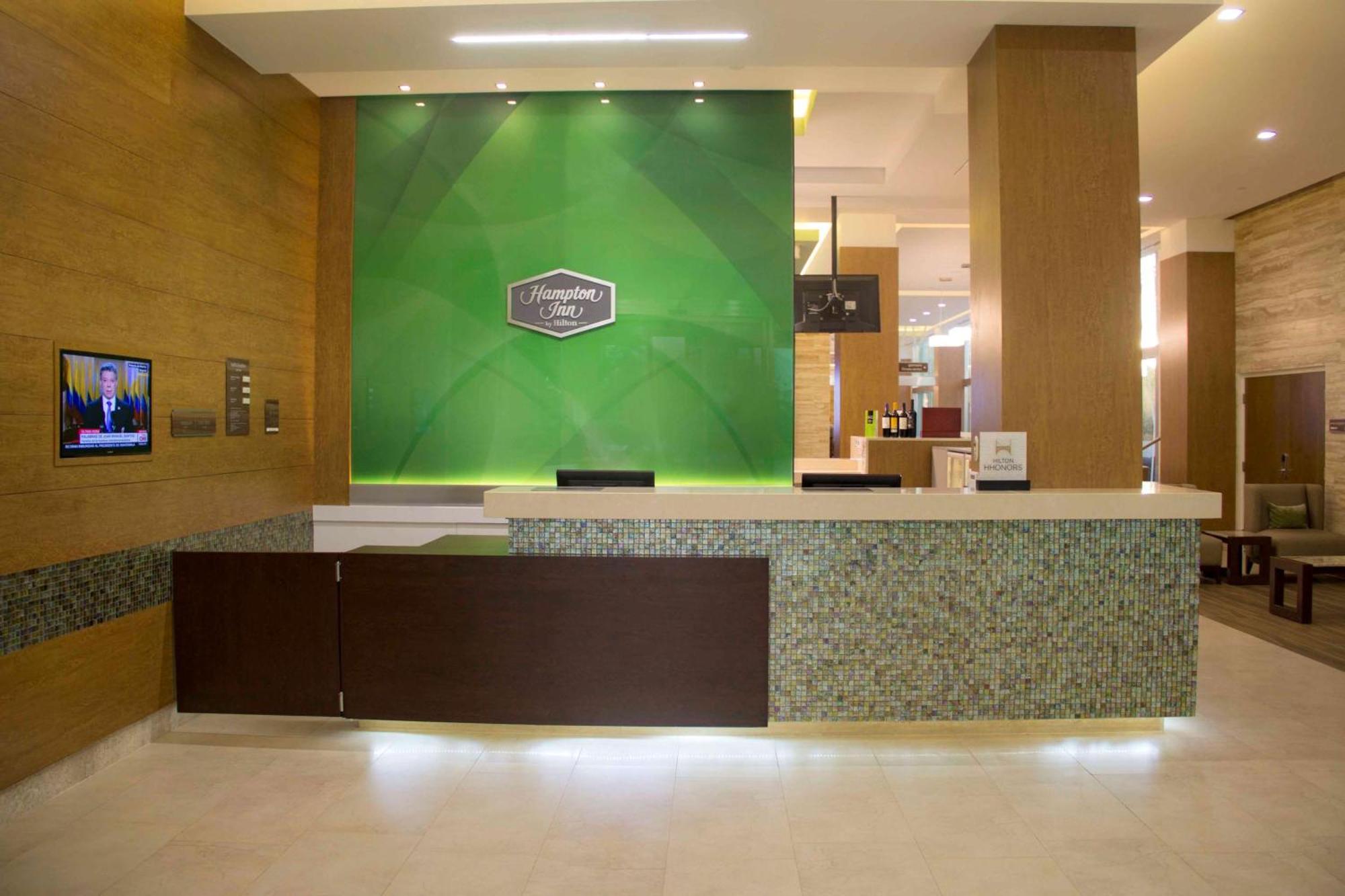 Hampton Inn By Hilton Mérida Exteriör bild