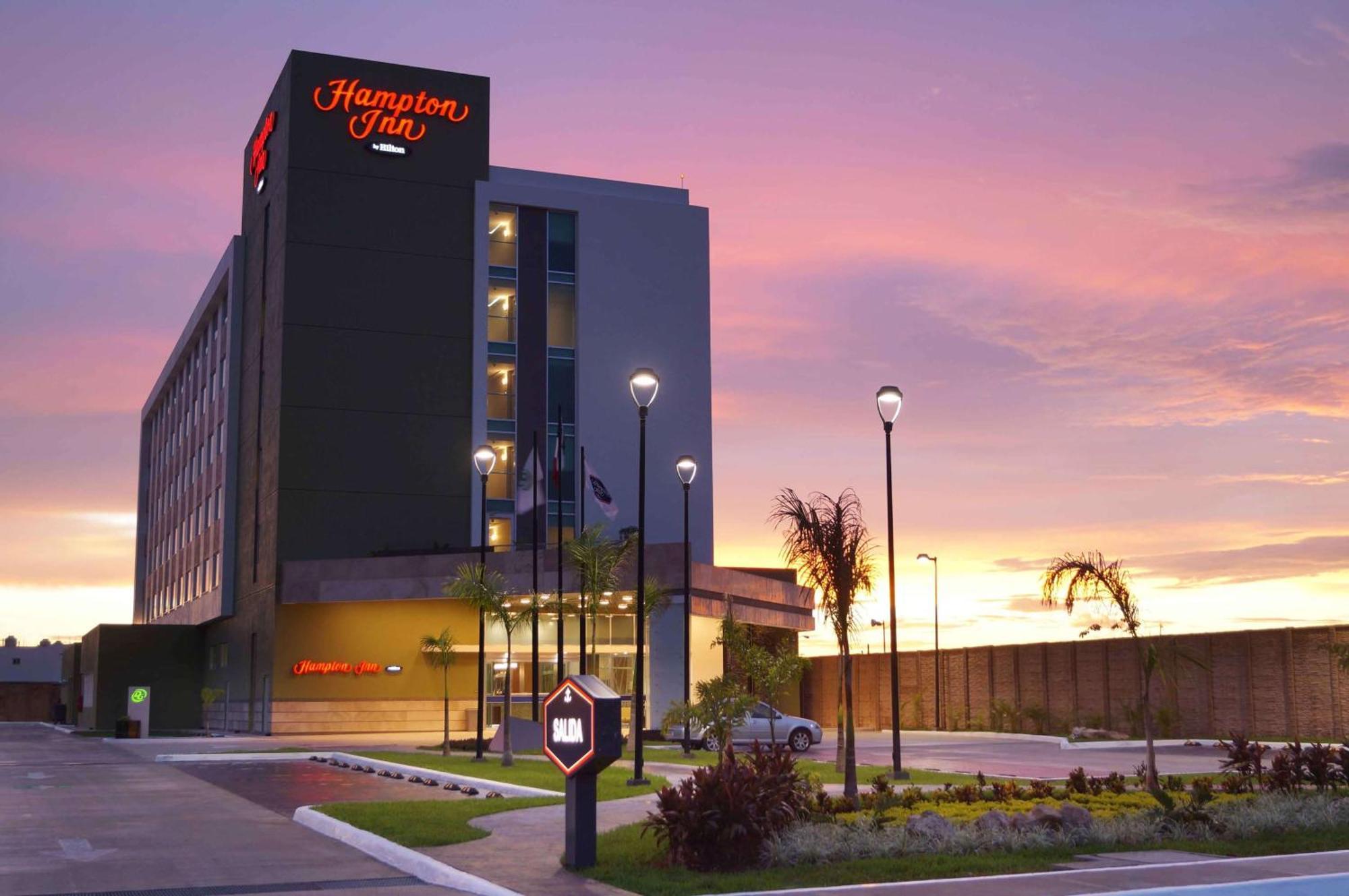 Hampton Inn By Hilton Mérida Exteriör bild