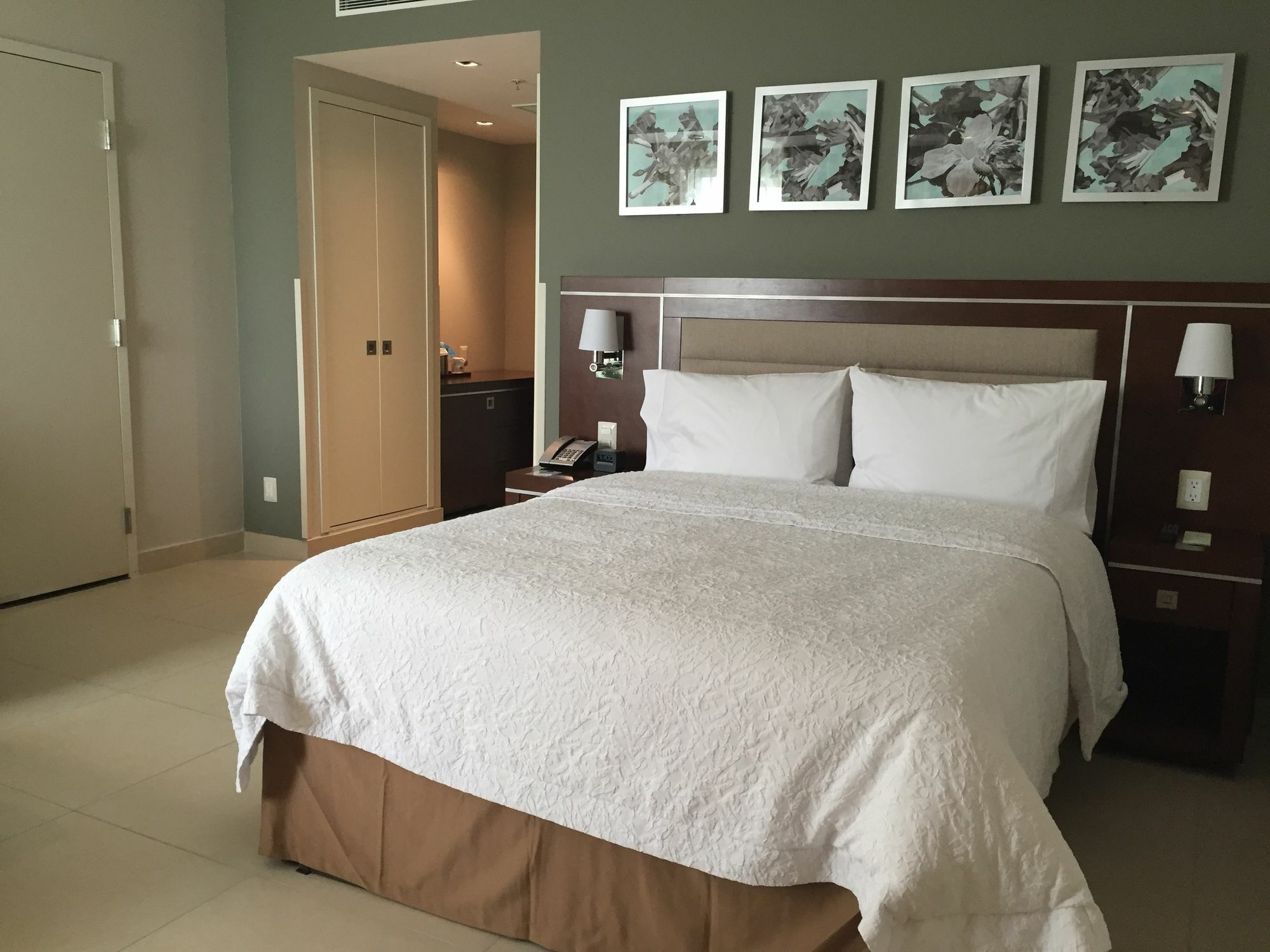 Hampton Inn By Hilton Mérida Exteriör bild